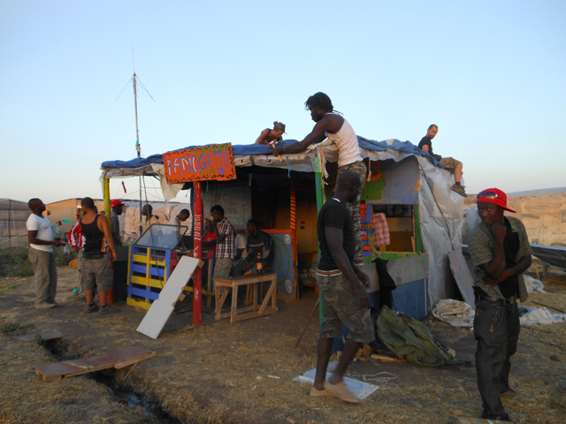 Radio Ghetto, un progetto sostenuto da AMISnet al Gran Ghetto di Foggia. Agosto 2013.