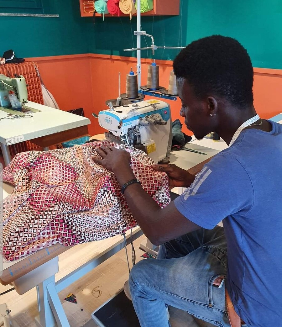 Keita al lavoro in sartoria KeChic, via Pepe, 38 - Milano